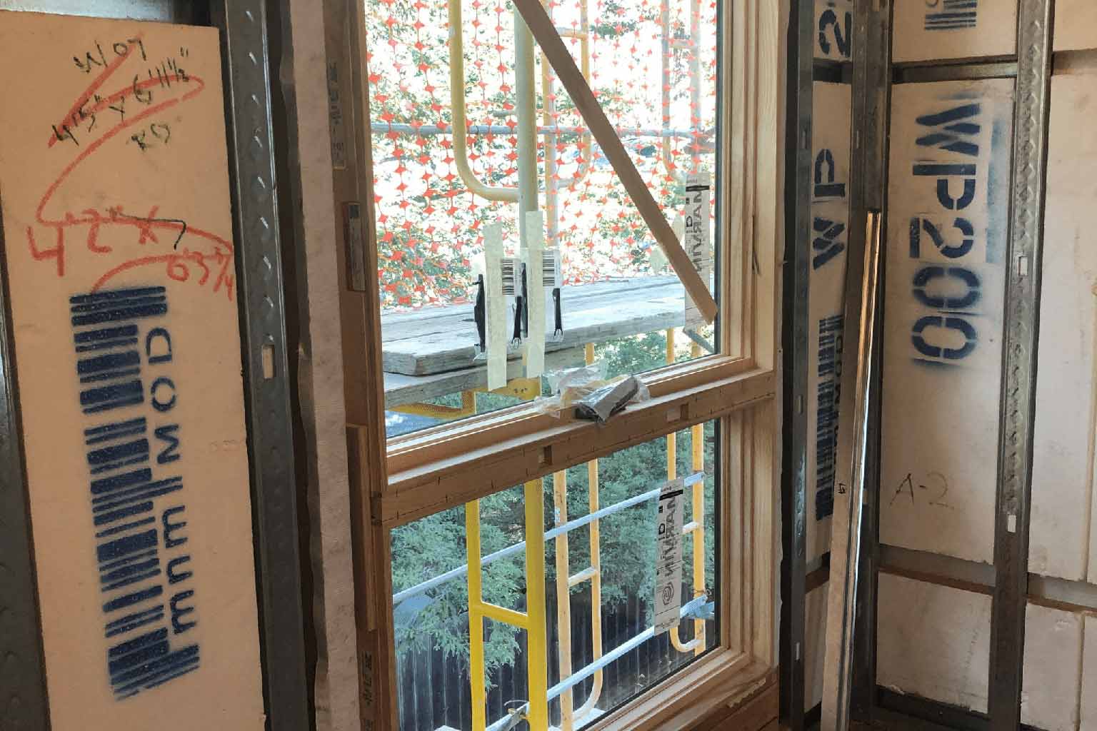 Enmarcado de una ventana en un proyecto prefabricado