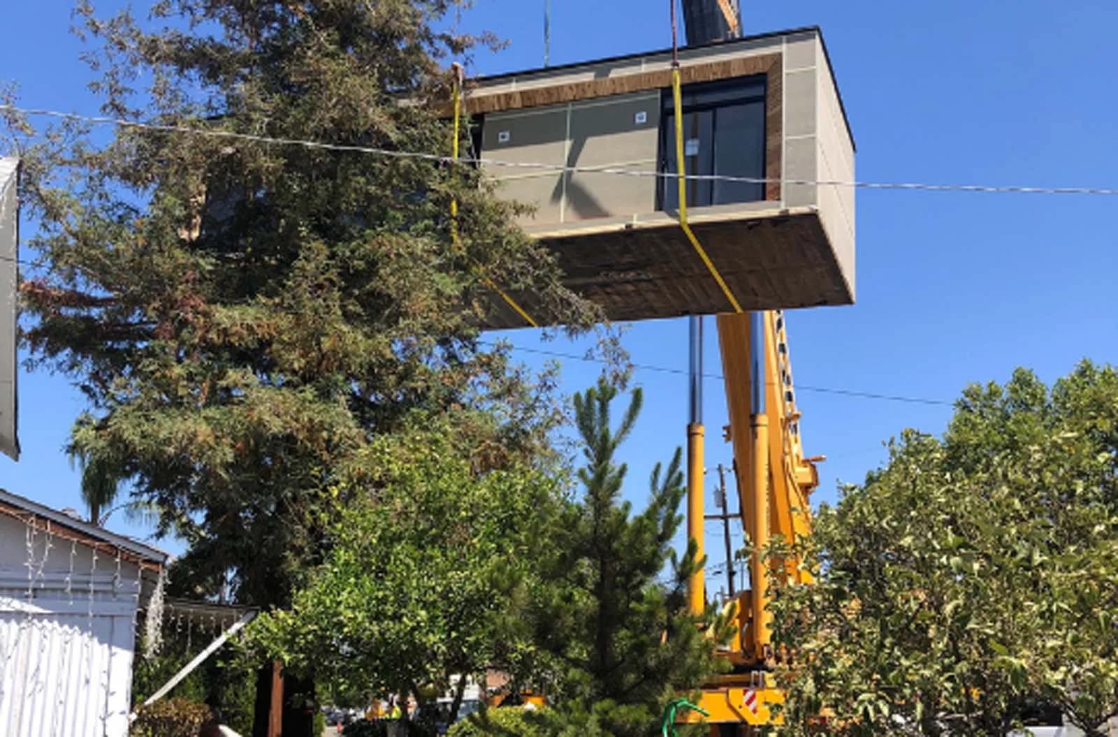 Casa modular sobre una grúa