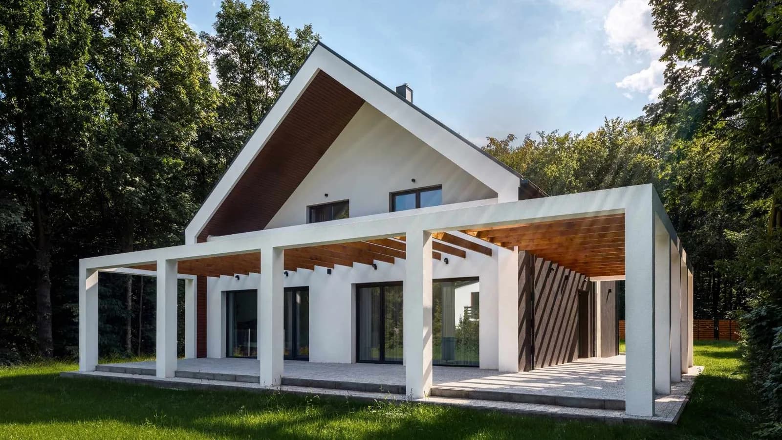 ADU de 1 dormitorio con techo a dos aguas y pérgola