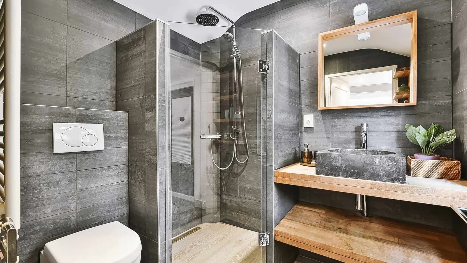 Baño de casa diminuta con ducha de esquina