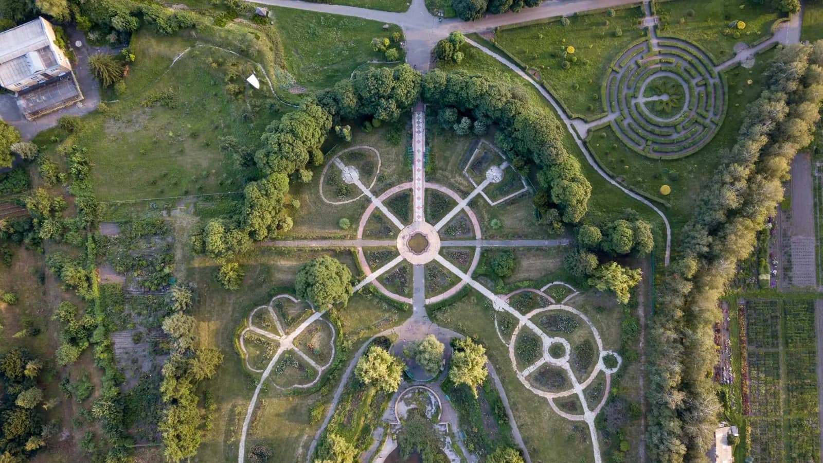 Vista aérea de un paisaje residencial y un lote de propiedad