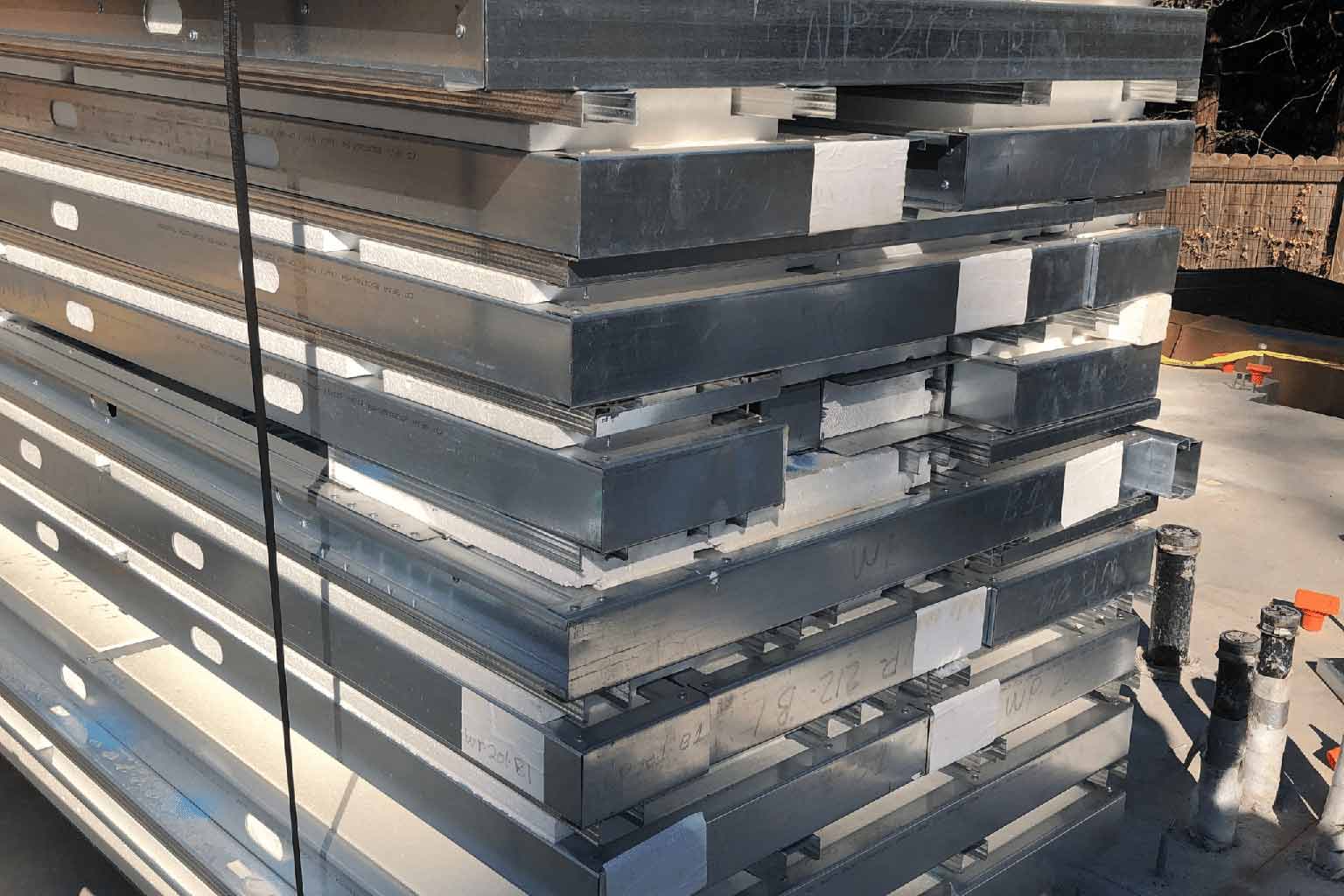 Entrega de marcos de pared para un proyecto prefabricado