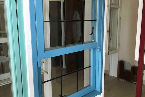 Ventana de bajo consumo con hoja batiente azul