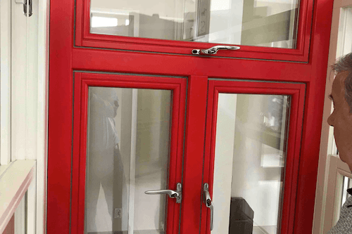 Ventana de bajo consumo en rojo con manijas
