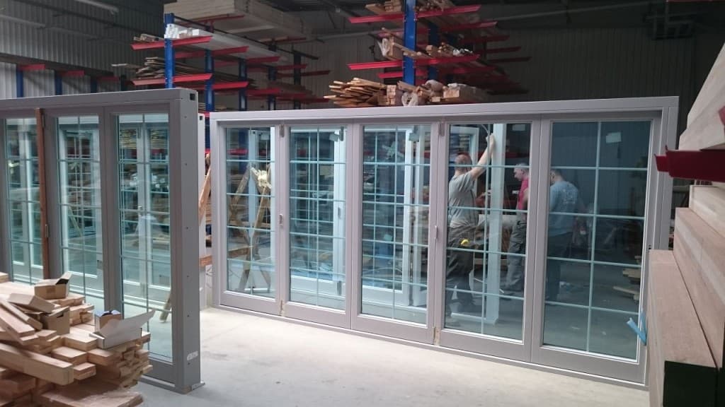 Nave de producción de la fábrica de ventanas en la Unión Europea