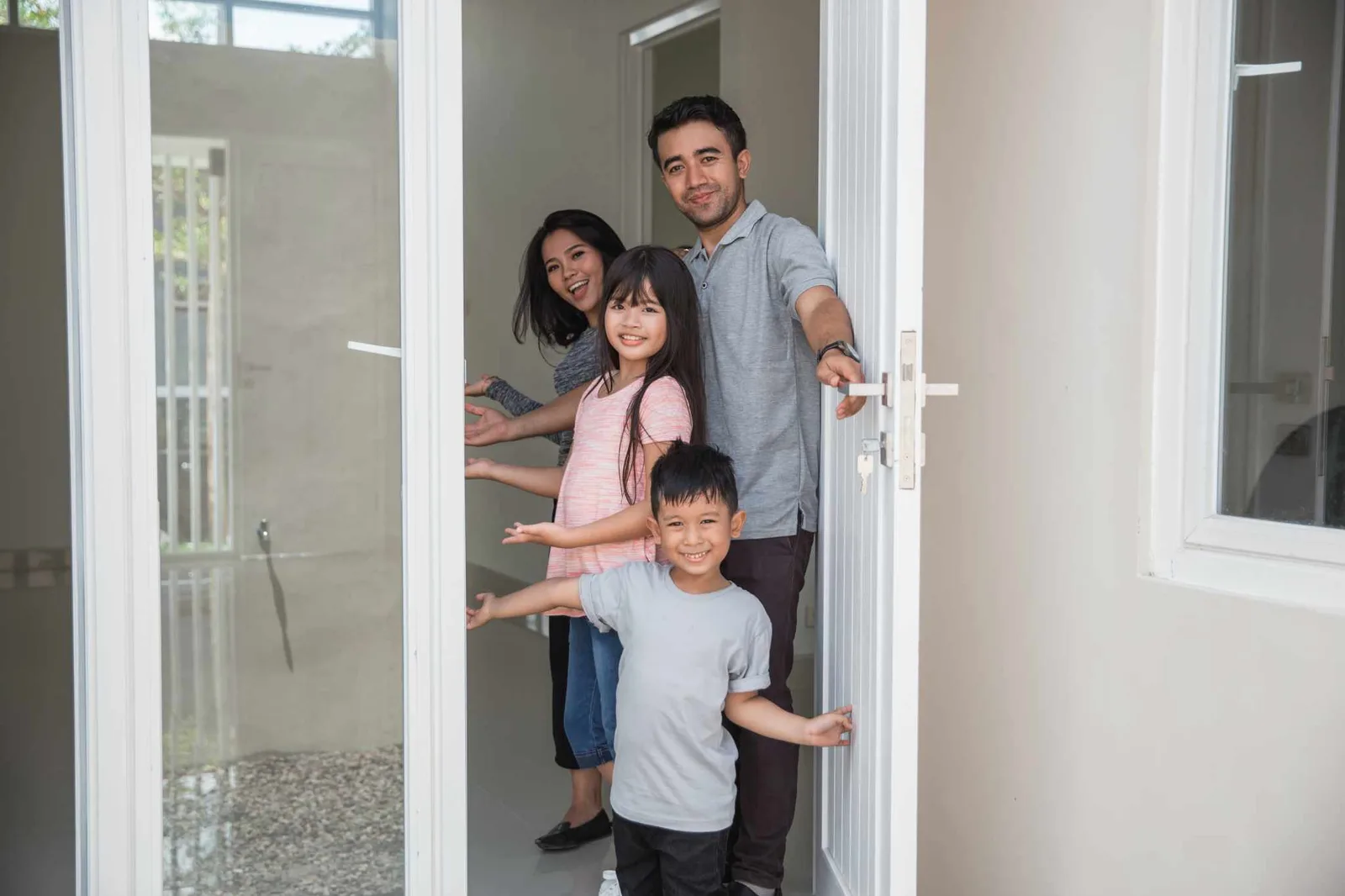 familia de cuatro recibiendo invitados