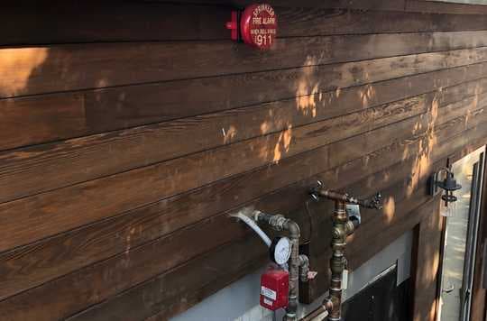 Sistema de alarma contra incendios con rociadores en una casa