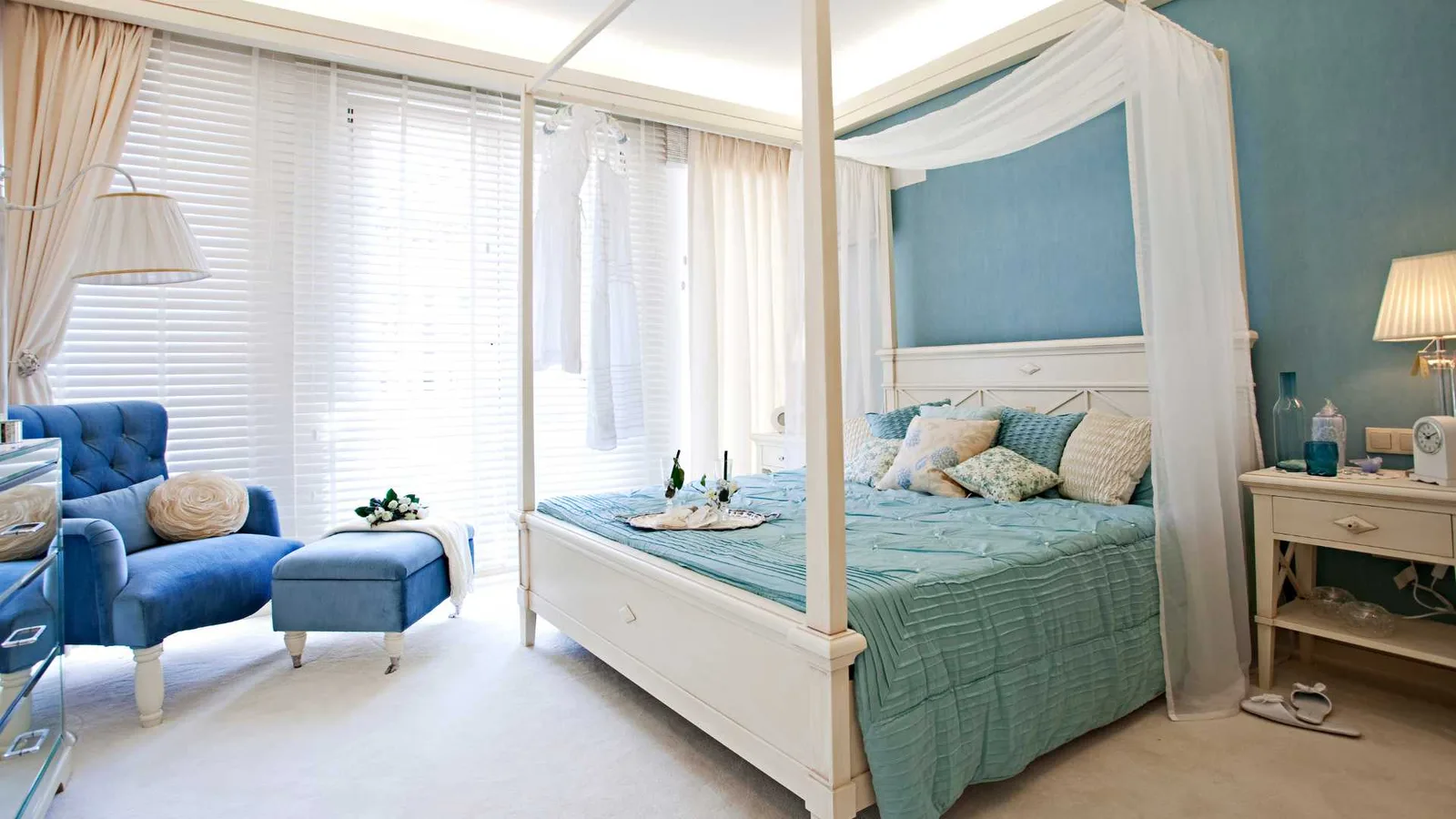 four poster bed