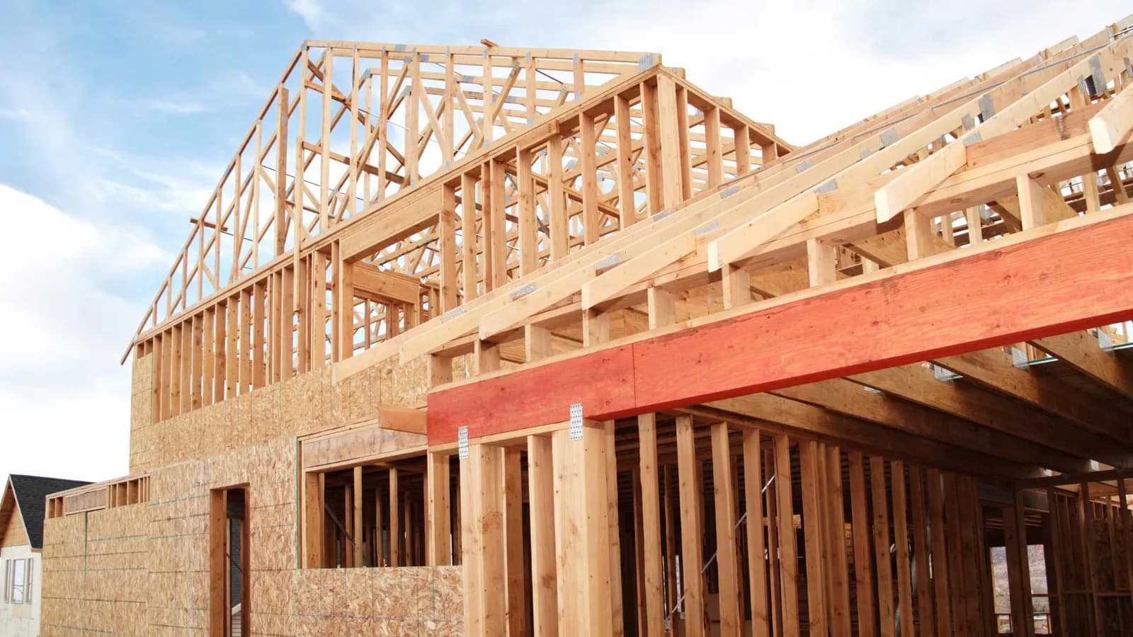 framing a custom home with prefab trusses