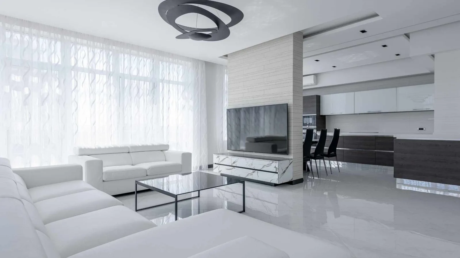Cocina, comedor y zona de TV en un ADU de un dormitorio