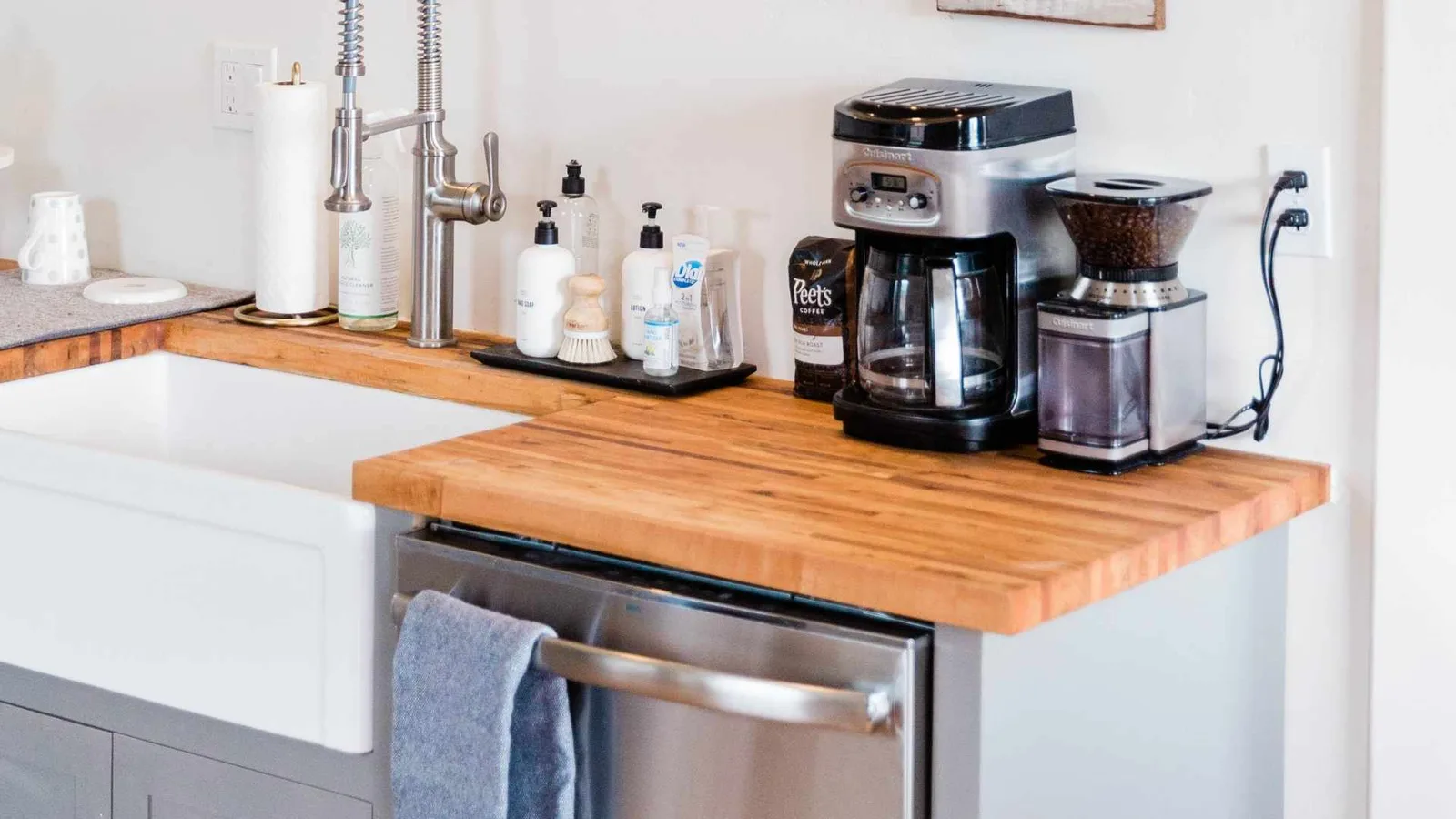 Cocina completa y compacta en una casa diminuta