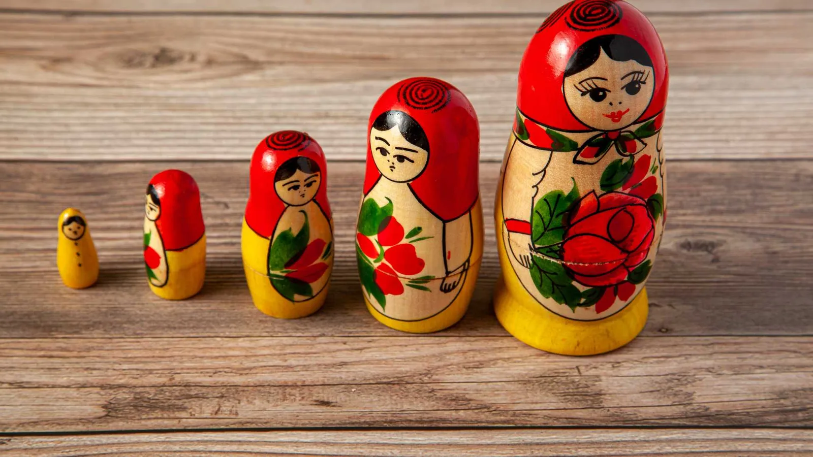 Russian nesting dolls illustrating the small-kitchen layering principle