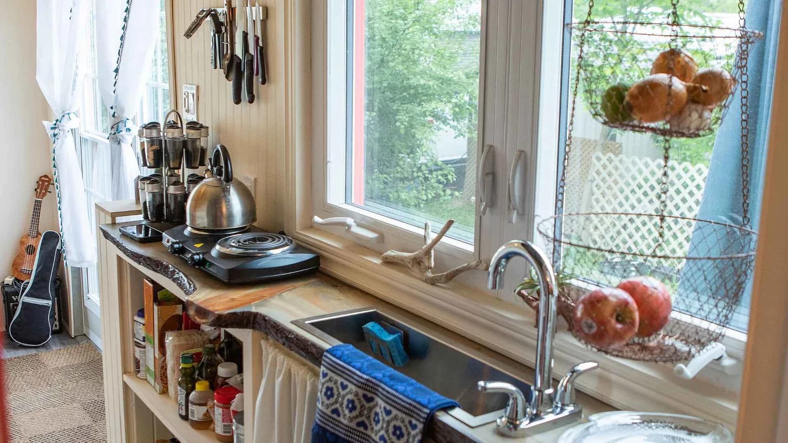 Cocina habitada en una casa diminuta