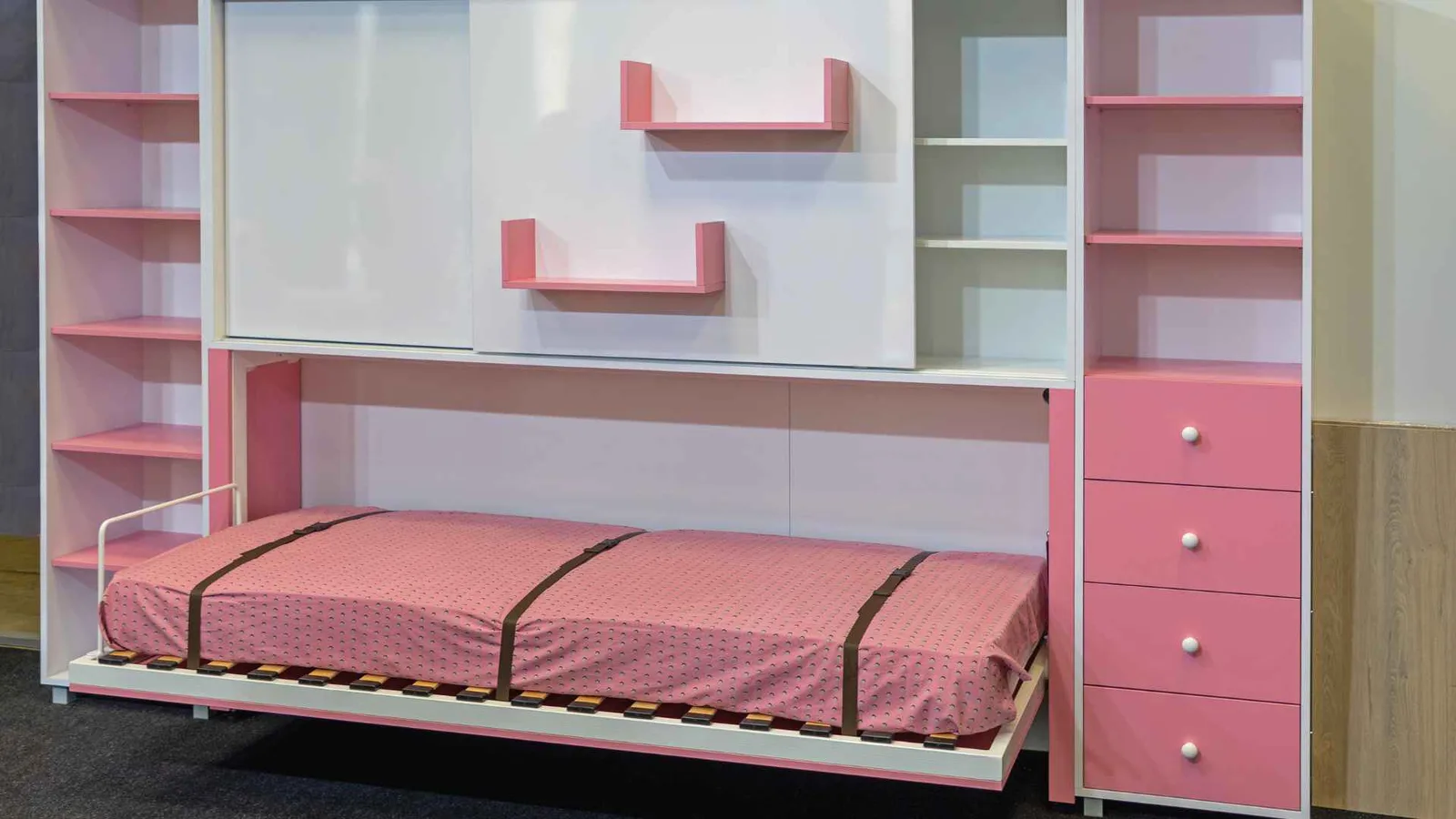 Cama abatible Murphy plegable en un dormitorio pequeño