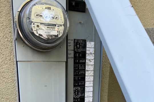 Panel eléctrico que muestra el medidor y los disyuntores