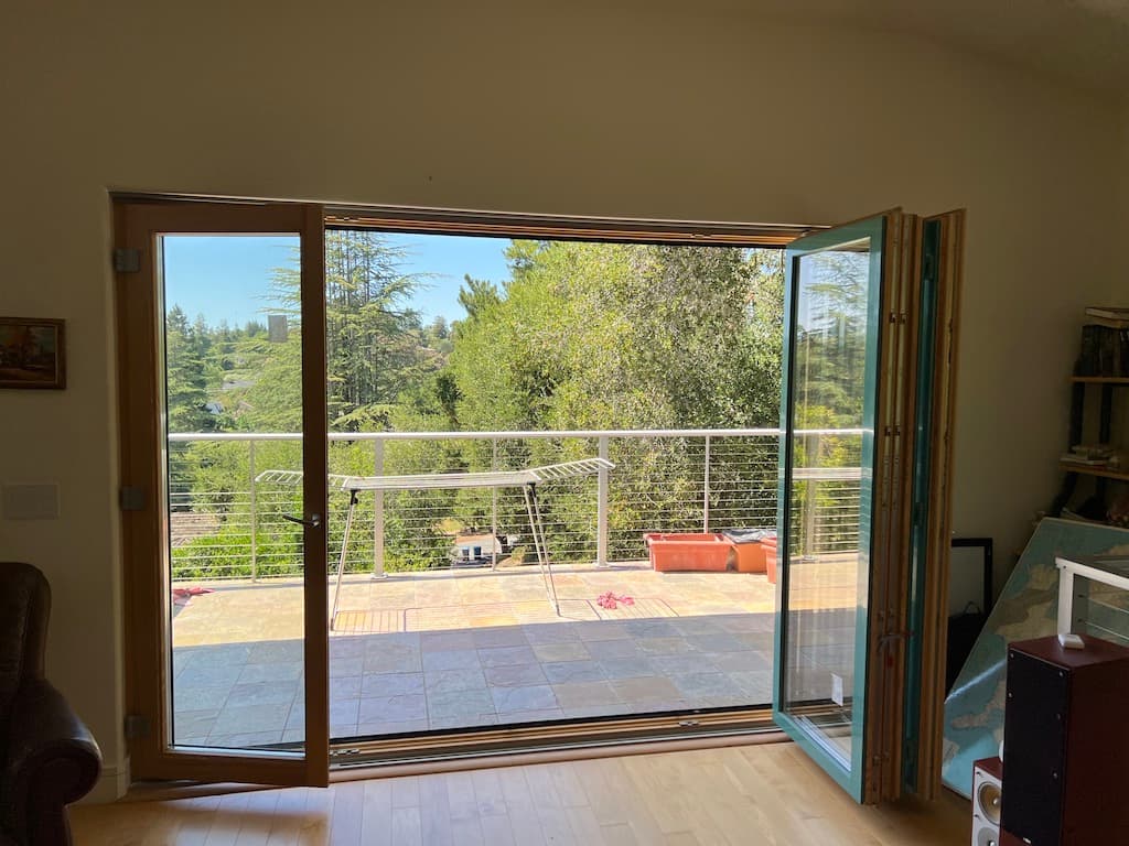 Puerta de calidad para casa pasiva, completamente abierta