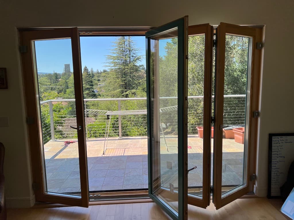 Puerta de calidad para casa pasiva, entreabierta