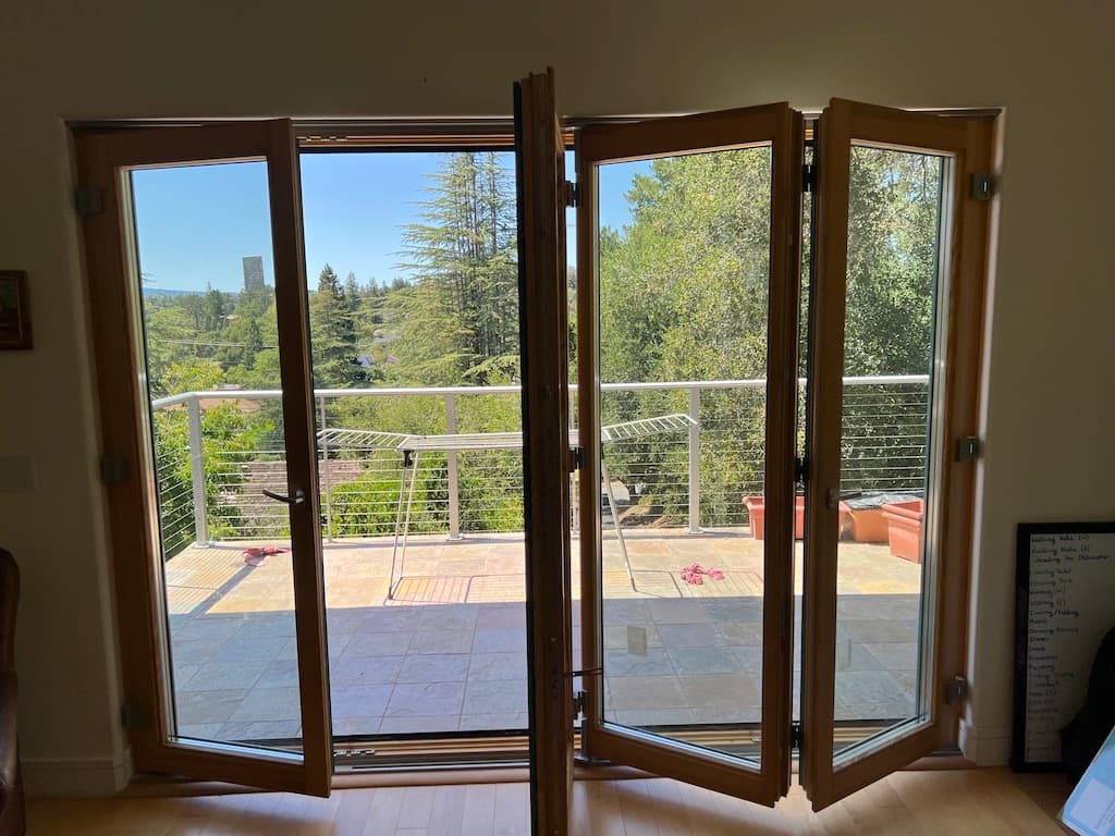 Puerta de calidad para casa pasiva, abriéndose
