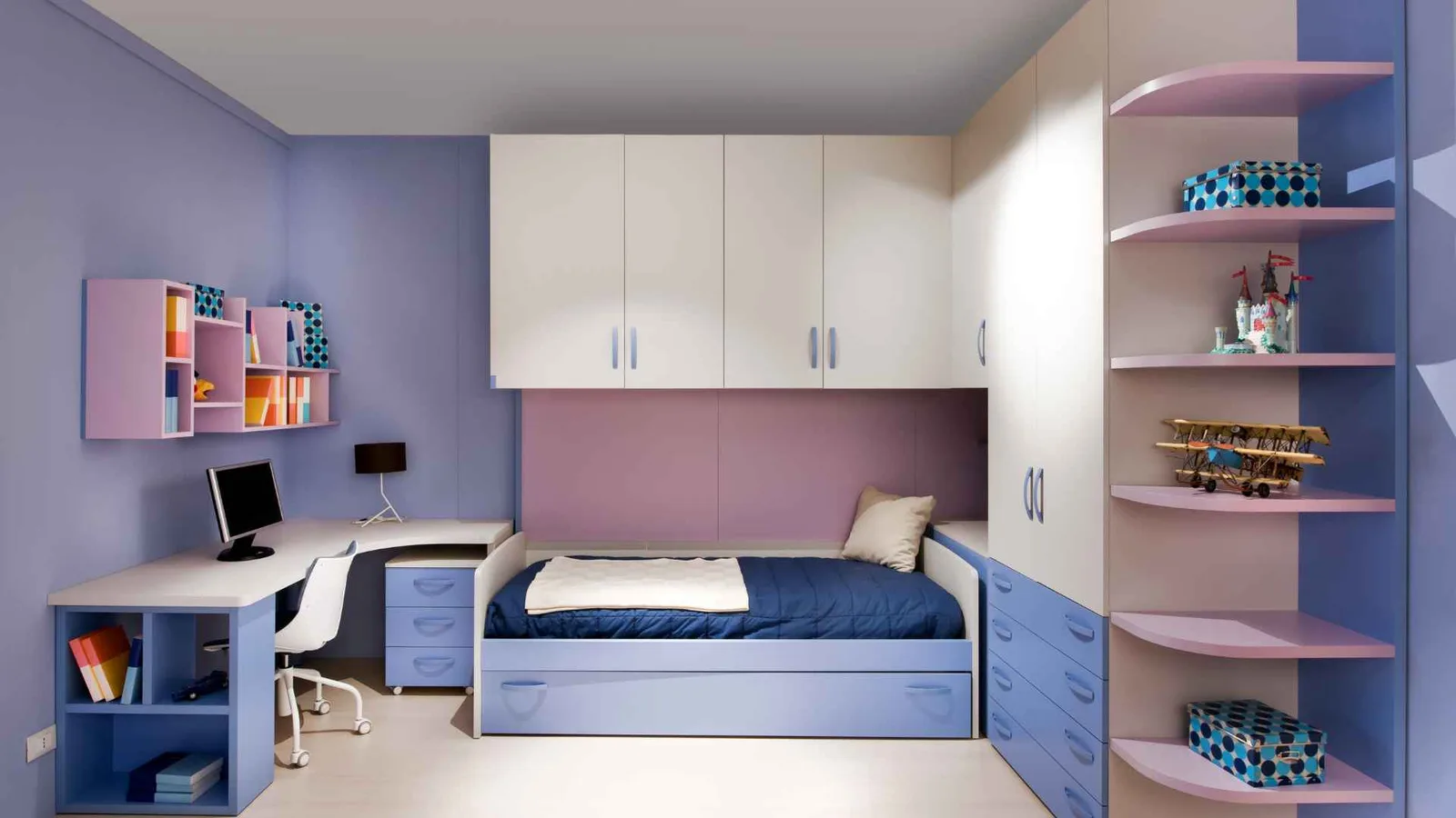 Dormitorio compacto organizado para niños en una casa diminuta personalizada