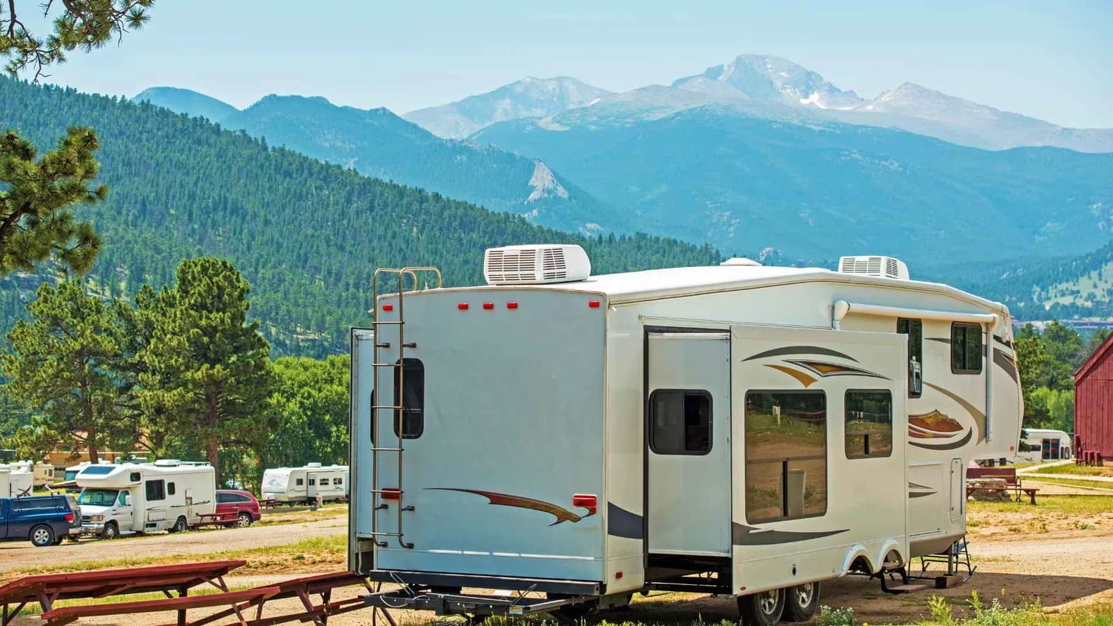 Autocaravana estacionada como casa diminuta sobre ruedas