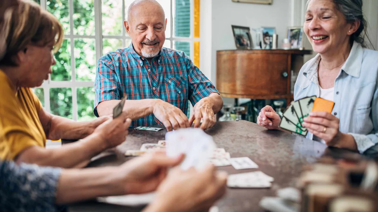 personas mayores jugando a las cartas