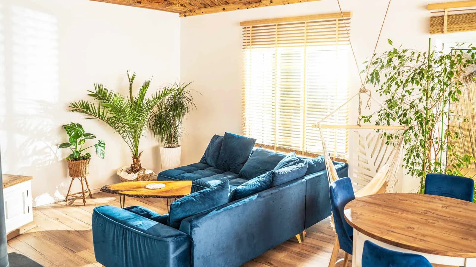 sala de estar pequeña en una casa diminuta