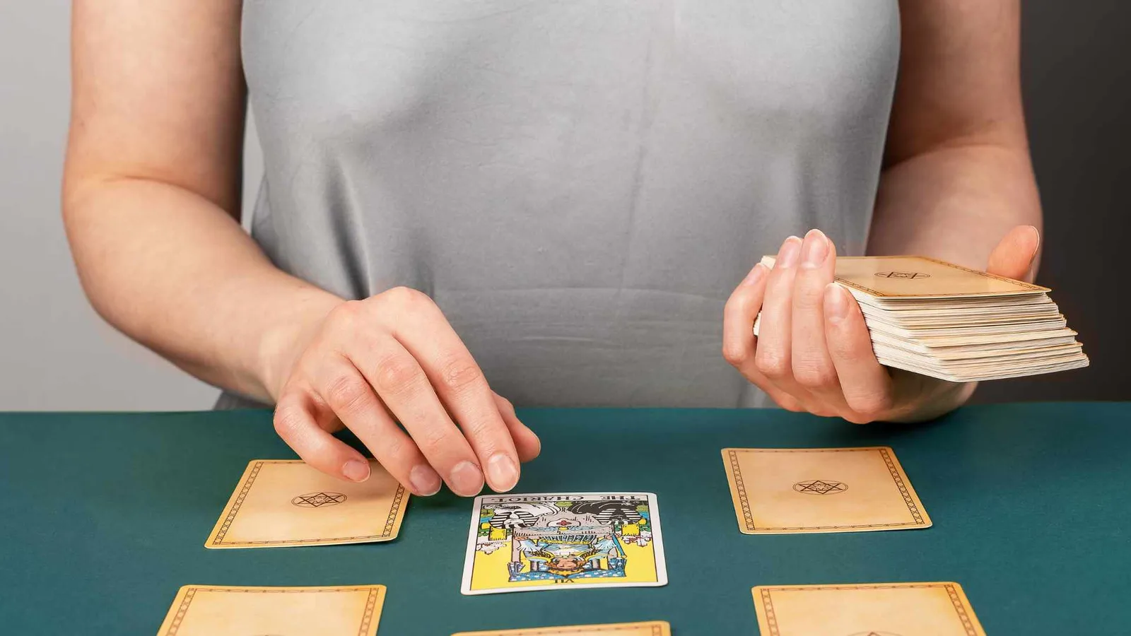 extendiendo cartas de tarot sobre la mesa