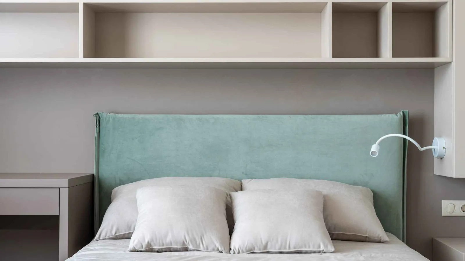 Armarios de almacenamiento empotrados sobre la cama en una casa diminuta