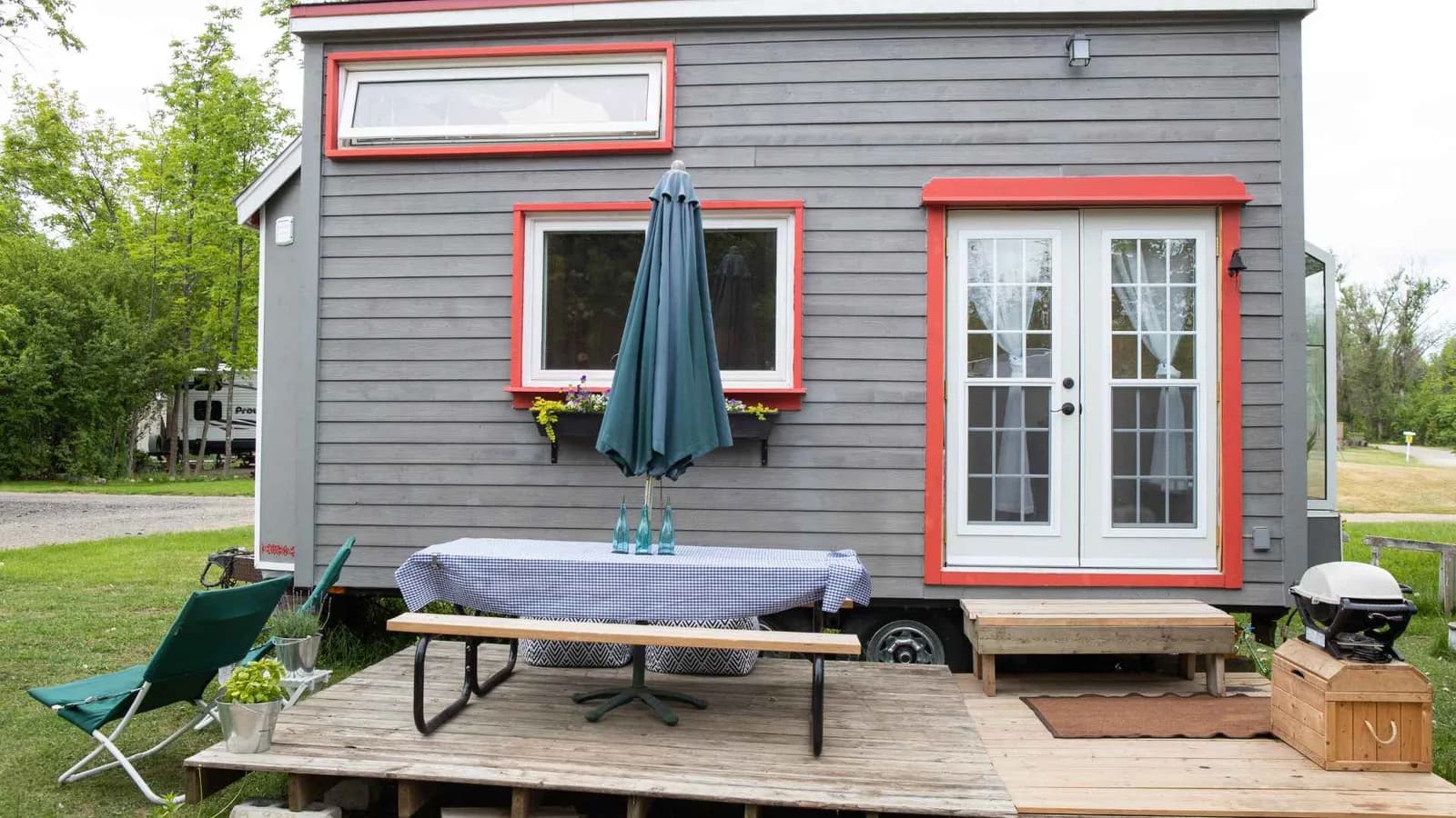Terraza exterior que amplía una casa diminuta compacta