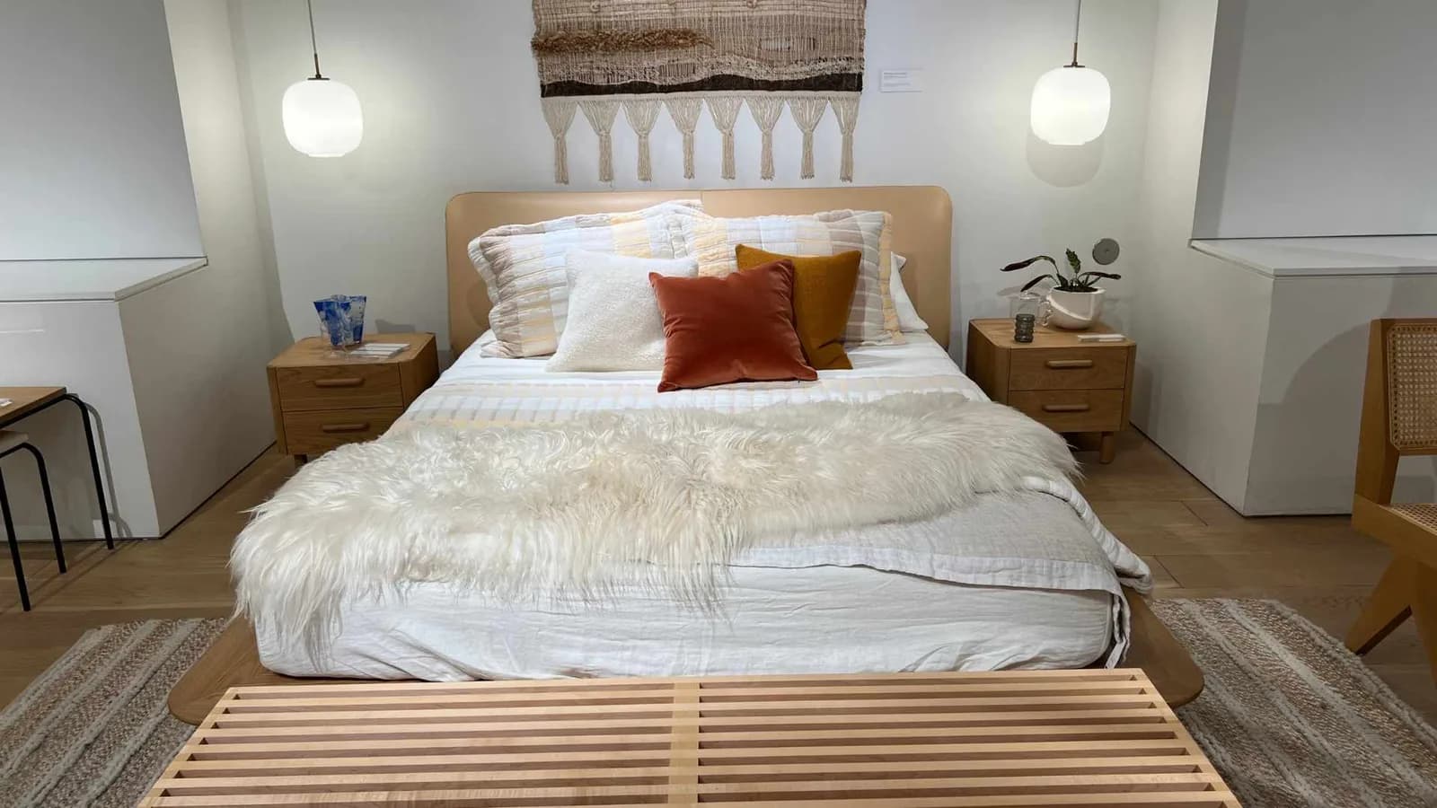 cama con dos lámparas colgantes en Design Within Reach