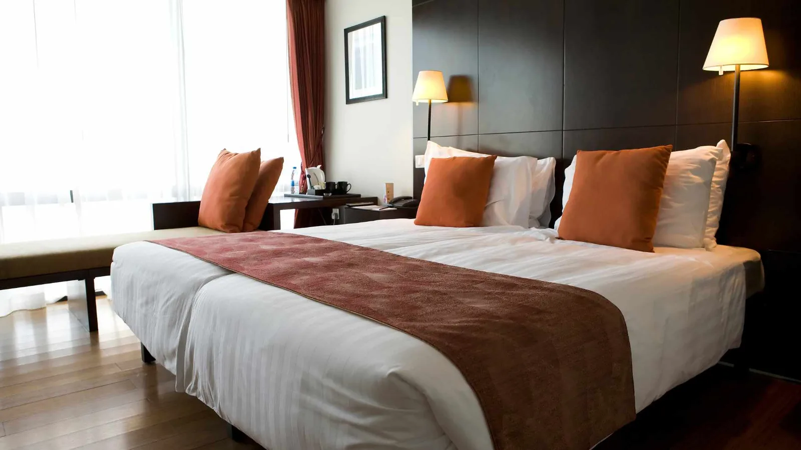 habitación de hotel clásica con decoración de pared