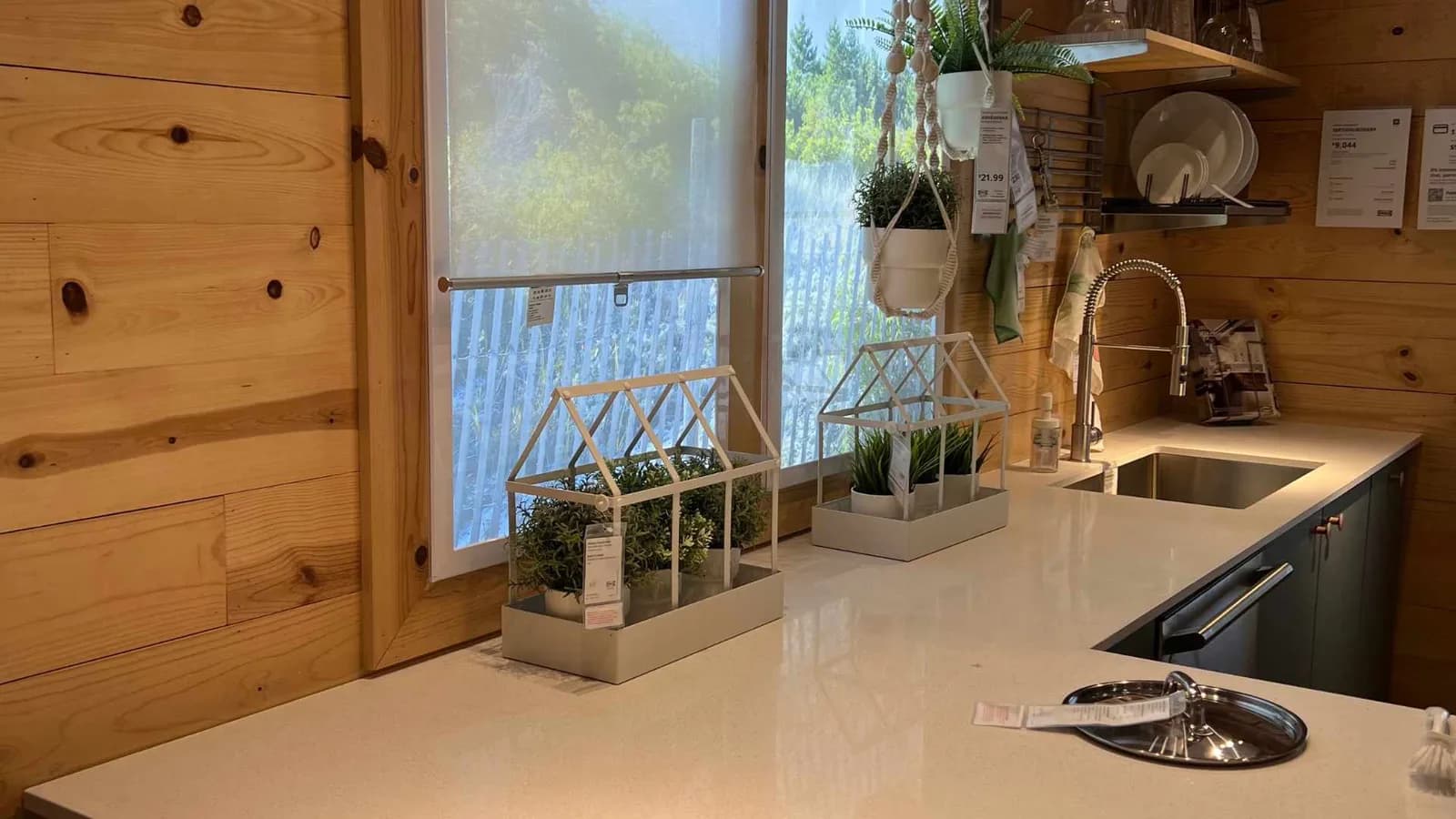 ventana de cocina IKEA junto al fregadero