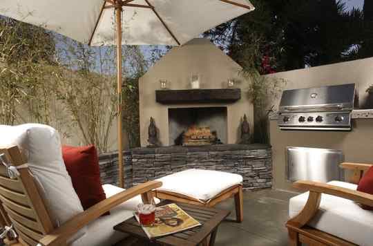outdoor kitchen in the backyard