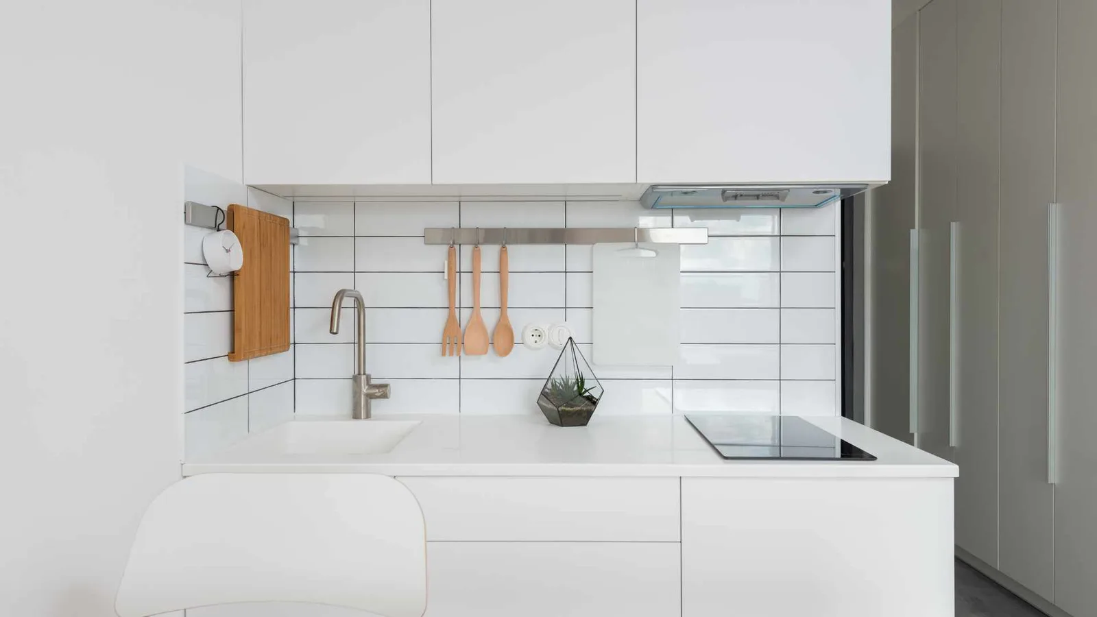 cocina diminuta y muebles empotrados en una casa diminuta