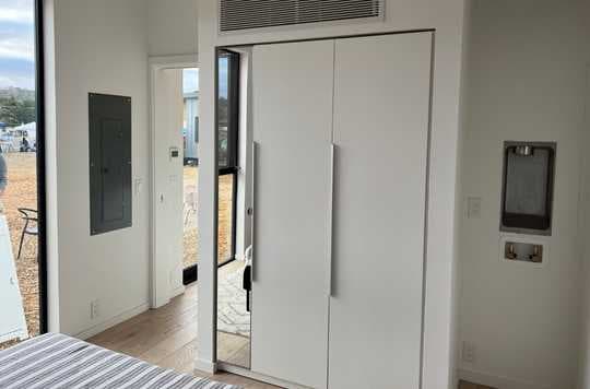 Calentador de agua y subpanel en el dormitorio de una unidad modular